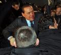 Autóba menekitik a sérült Berlusconit